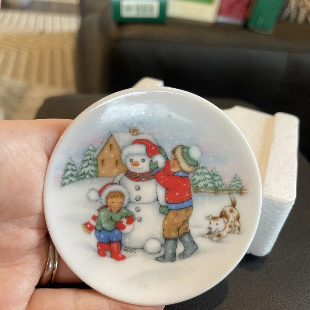 1991 Hallmark Ornament Collector's Porcelain Plate Let It Snow 5th in Series New
